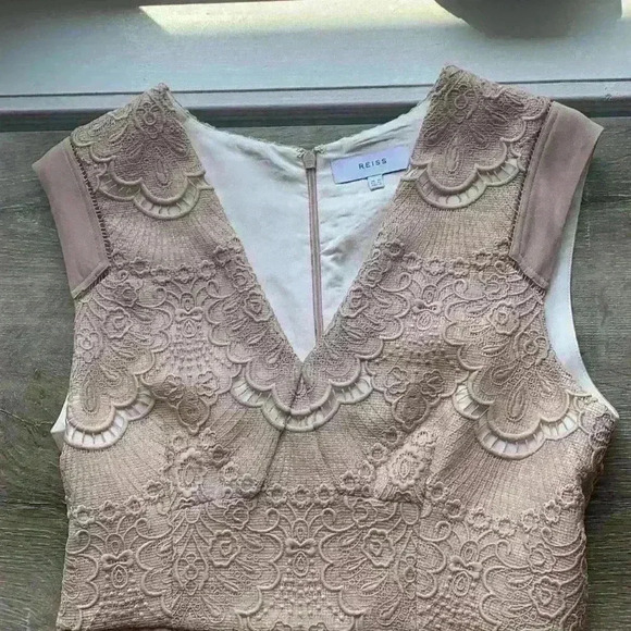 Reiss size 6 Gemina nude beautiful lace lined cocktail dress. - Picture 5 of 9